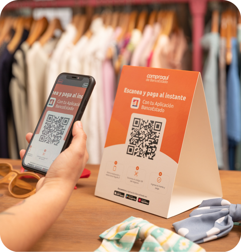 Celular escanenado codigo de Compraquí QR