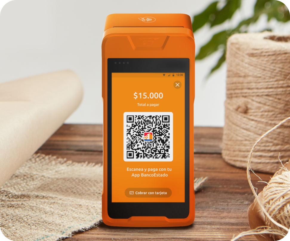 Super Compraquí realizando un cobro con QR Super Compraquí realizando un cobro con QR