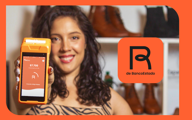 Mujer con maquina POS en la mano