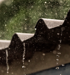 Techo de zinc con gotas de lluvia cayendo